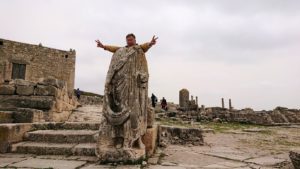 チュニジアのドゥッガ遺跡で奥に進んだ神殿前で記念撮影7