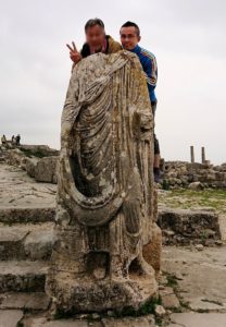 チュニジアのドゥッガ遺跡で奥に進んだ神殿前で記念撮影8
