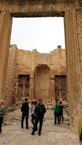 チュニジアのドゥッガ遺跡で奥に進んだ神殿の前に辿り着く2