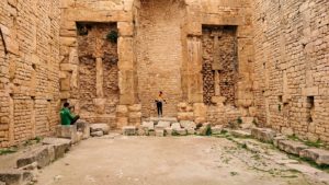 チュニジアのドゥッガ遺跡で奥に進んだ神殿の前に辿り着く4