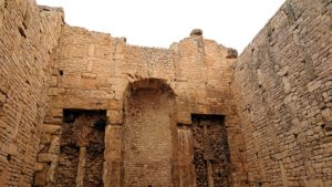 チュニジアのドゥッガ遺跡で奥に進んだ神殿の前に辿り着く5