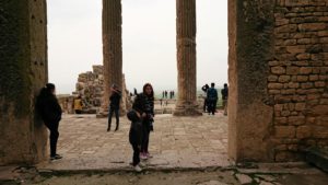 チュニジアのドゥッガ遺跡で奥に進んだ神殿の前に辿り着く6