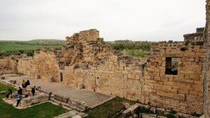 チュニジアのドゥッガ遺跡で奥に進んだ神殿近くで写真を撮る