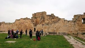 チュニジアのドゥッガ遺跡で奥に進んだ神殿近くで写真を撮る2