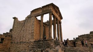 チュニジアのドゥッガ遺跡で奥に進んだ神殿近くで写真を撮る3
