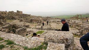 チュニジアのドゥッガ遺跡で奥に進んだ神殿近くで写真を撮る7