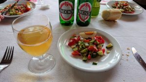 チュニジアのドゥッガのレストランで昼食を9