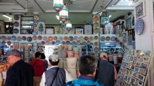 チュニジア：ナブールの街の陶器屋さんにて