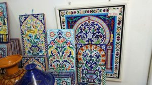 チュニジア：ナブールの街の陶器屋さんの店内を散策3