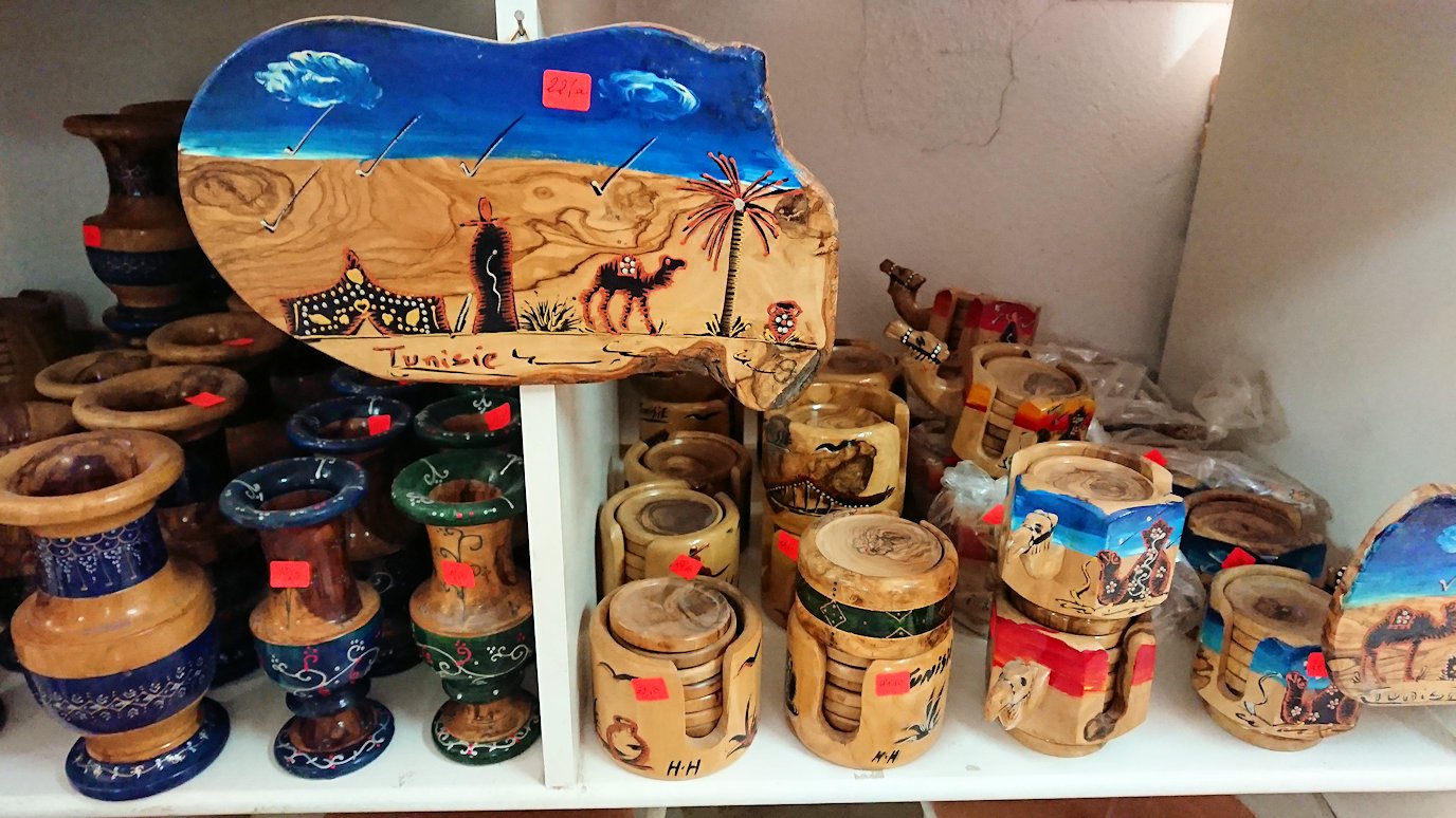 チュニジア：ナブールの街の陶器屋さんの店内を散策7