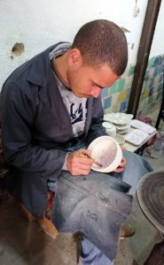 フェズの陶器工場で着色作業を見学