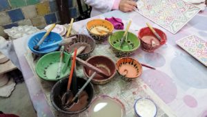 フェズの陶器工場で着色作業を見学3
