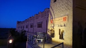 モロッコのメルズーガの砂漠ホテルで陽が沈む