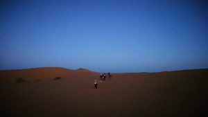 サハラ砂漠で星空観賞しに歩く様子8