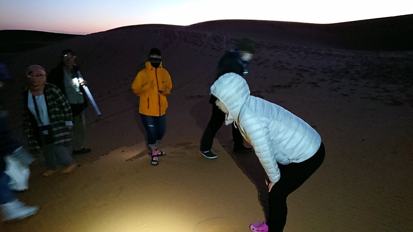 サハラ砂漠で星空観賞しに歩く様子10
