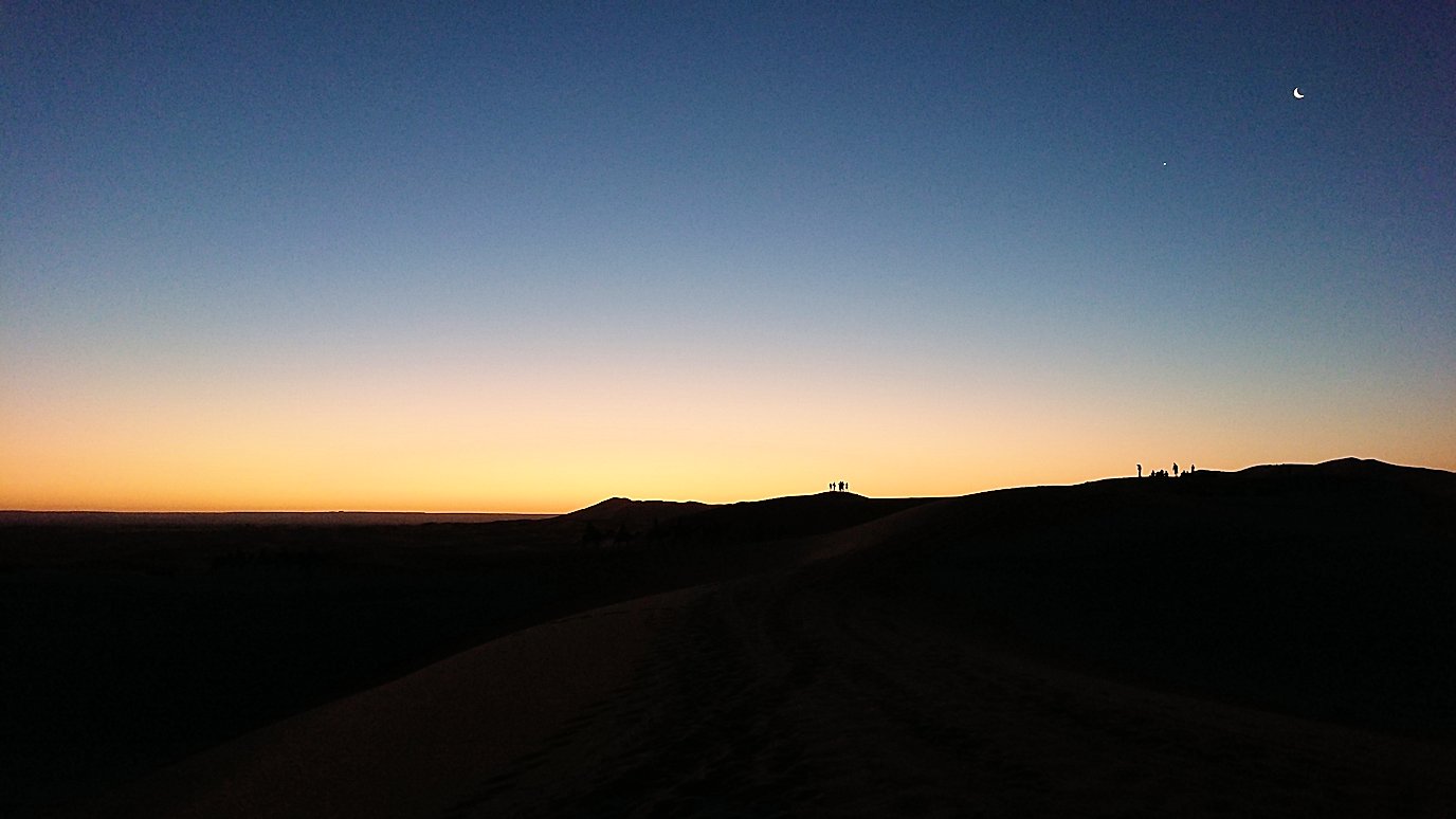 モロッコのサハラ砂漠で朝日鑑賞を目的に歩く