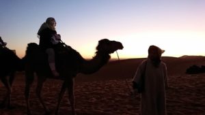 モロッコのサハラ砂漠で朝日鑑賞を目的に歩く1