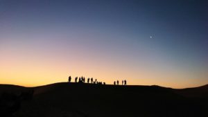 モロッコのサハラ砂漠で朝日鑑賞を目的に歩く2