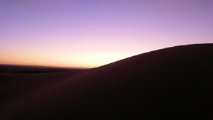 モロッコのサハラ砂漠で朝日鑑賞を目的に歩く4
