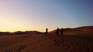 モロッコのサハラ砂漠で朝日鑑賞を目的に歩く5