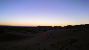 モロッコのサハラ砂漠で朝日鑑賞を目的に歩く6