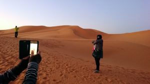 モロッコのサハラ砂漠で朝日鑑賞を目的に歩く7