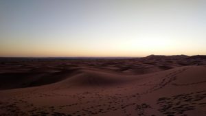 モロッコのサハラ砂漠で朝日鑑賞を目的に歩く8