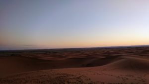 モロッコのサハラ砂漠で朝日鑑賞を目的に歩く9