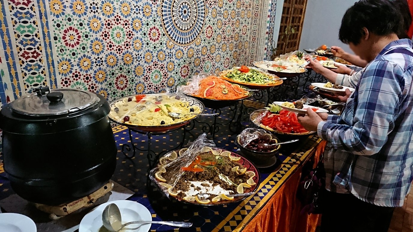 モロッコのワルザザートのホテルで夕食を食べます