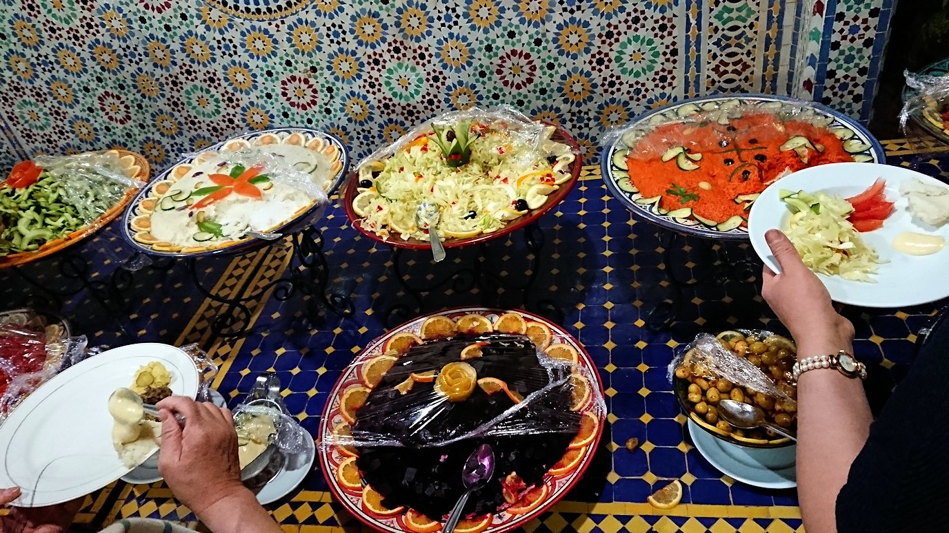 モロッコのワルザザートのホテルで夕食を食べます1
