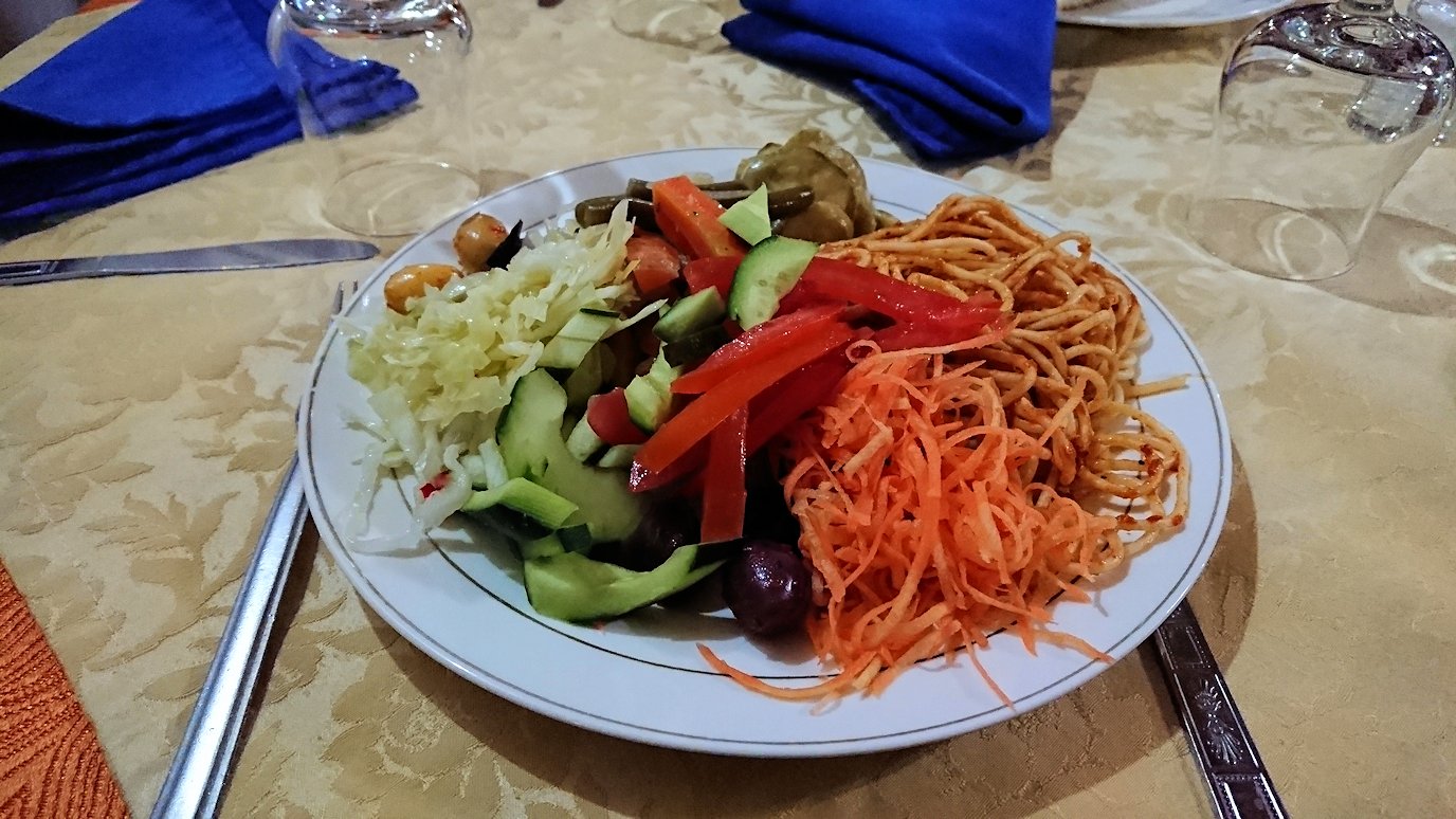 モロッコのワルザザートのホテルで夕食の様子4
