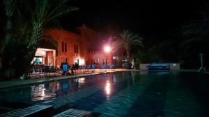 モロッコのワルザザートのホテルの夜はプールサイドでゆっくりと1