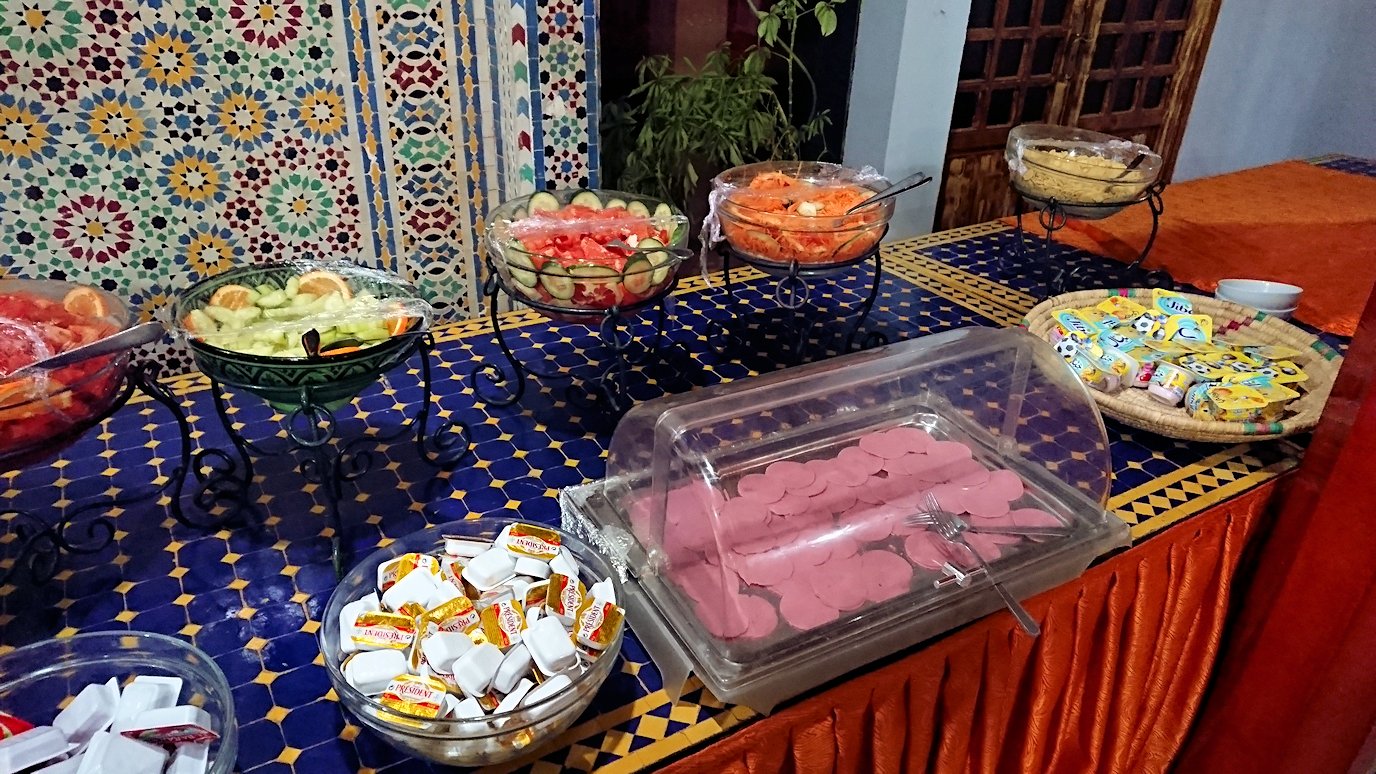 モロッコのワルザザートのホテルで朝食を食べる1