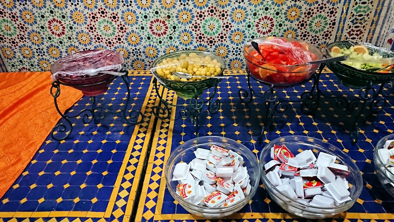 モロッコのワルザザートのホテルで朝食を食べる2