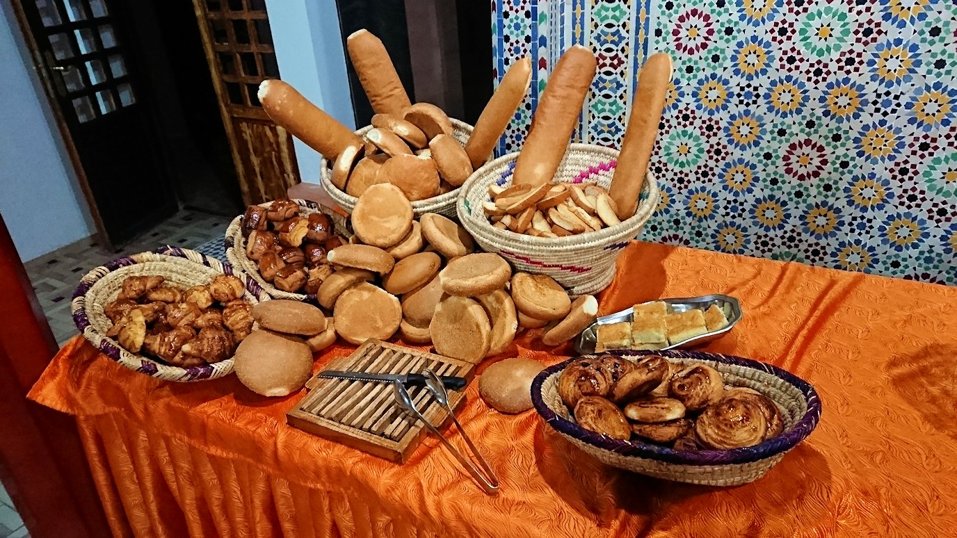 モロッコのワルザザートのホテルで朝食を食べる3
