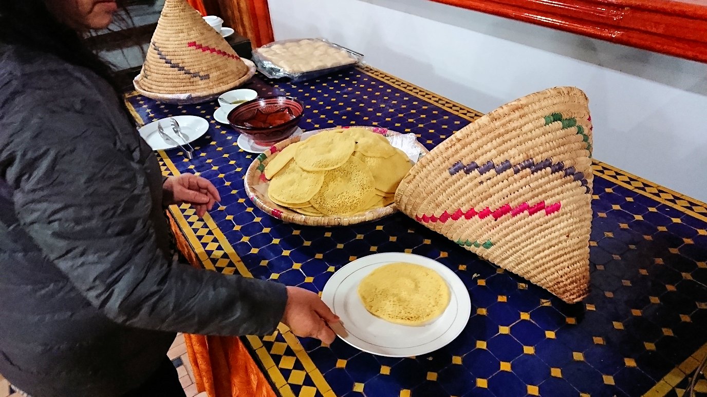 モロッコのワルザザートのホテルで朝食を食べる5