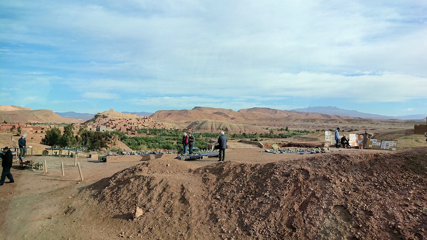 モロッコのワルザザートのアイト・ベン・ハッドゥを眺める写真スポットにて
