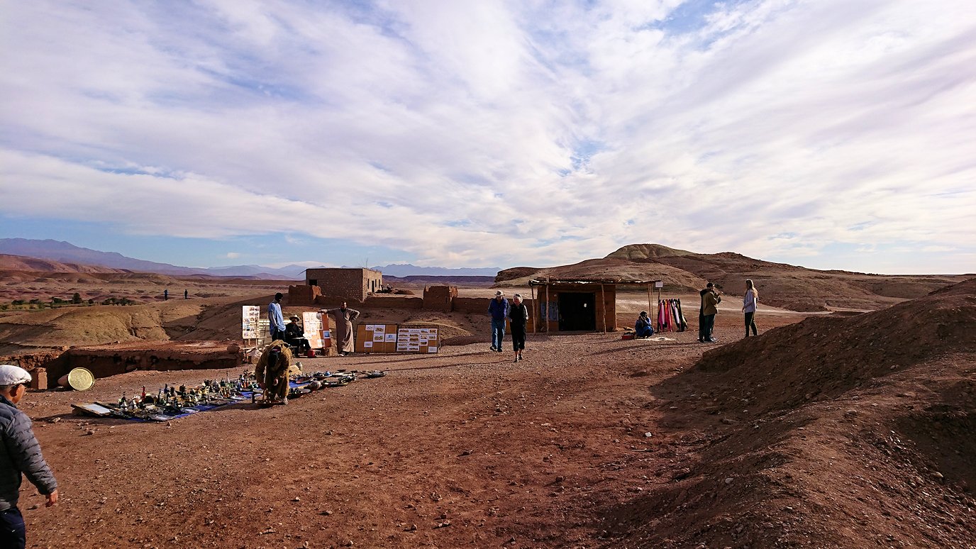 モロッコのワルザザートのアイト・ベン・ハッドゥを眺める写真スポットにて2