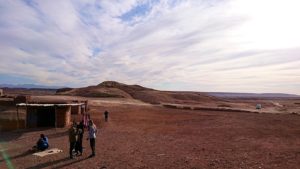 モロッコのワルザザートのアイト・ベン・ハッドゥを眺める写真スポットにて4