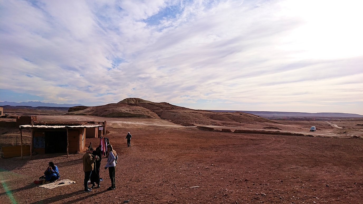 モロッコのワルザザートのアイト・ベン・ハッドゥを眺める写真スポットにて4