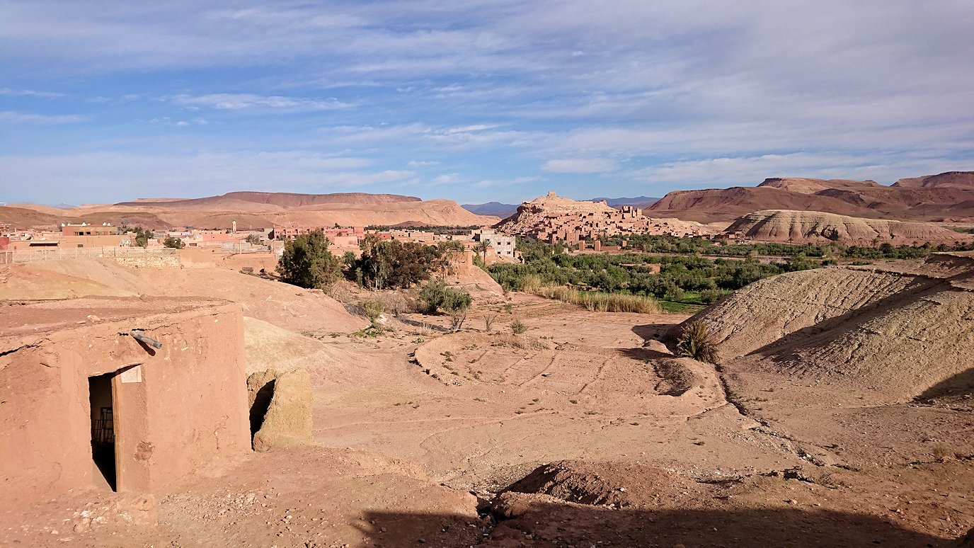 モロッコのワルザザートのアイト・ベン・ハッドゥを眺める写真スポットにて7