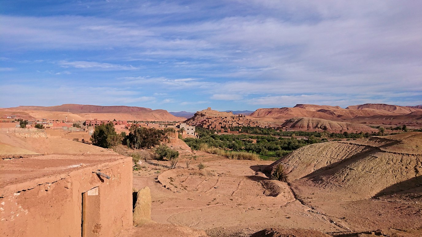 モロッコのワルザザートのアイト・ベン・ハッドゥを眺める写真スポットにて8
