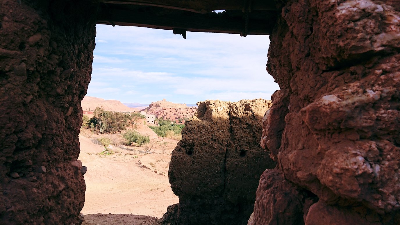 モロッコのワルザザートのアイト・ベン・ハッドゥを眺める写真スポットの様子3