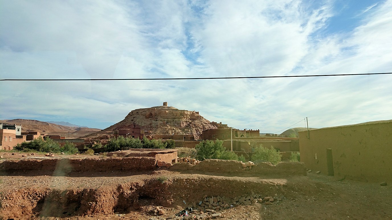 モロッコのワルザザートのアイト・ベン・ハッドゥを眺める写真スポットの様子4