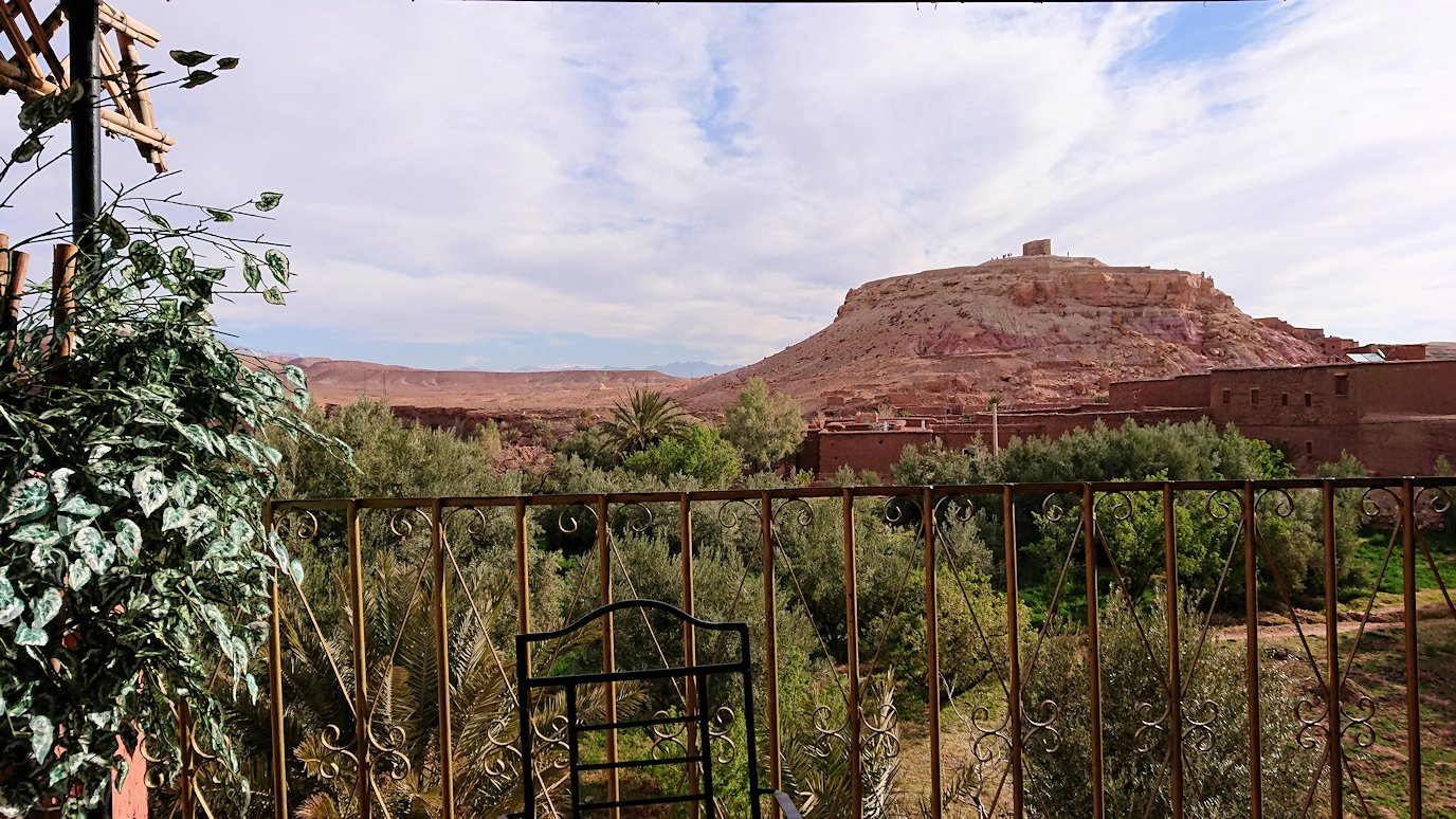 モロッコのワルザザートのアイト・ベン・ハッドゥを眺める写真スポットの様子8