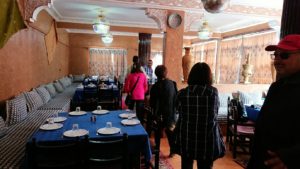 モロッコのワルザザートのアイト・ベン・ハッドゥの観光を終了し近くのレストランで昼食を食べる2