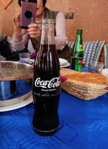 モロッコのワルザザートのアイト・ベン・ハッドゥの観光を終了し近くのレストランで昼食を楽しむ3
