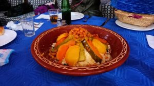 モロッコのワルザザートのアイト・ベン・ハッドゥの観光を終了し近くのレストランで昼食を楽しむ5
