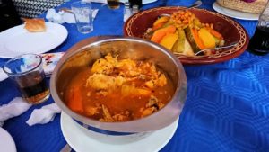 モロッコのワルザザートのアイト・ベン・ハッドゥの観光を終了し近くのレストランで昼食を楽しむ6