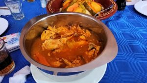 モロッコのワルザザートのアイト・ベン・ハッドゥの観光を終了し近くのレストランで昼食を楽しむ7